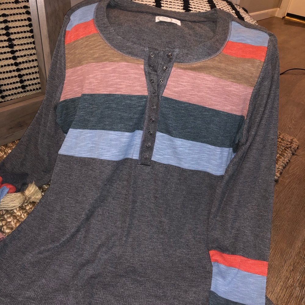 Cute breezy long sleeve Vneck